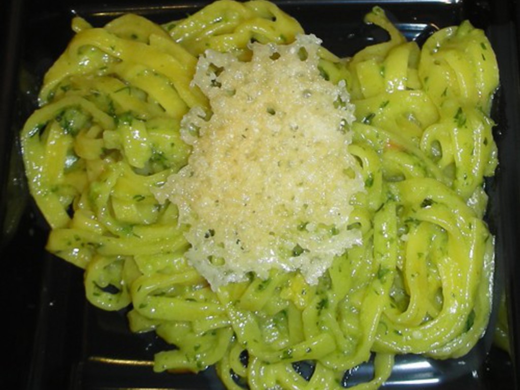 Tagliatelle all' uovo con pesto di agrumi e chips di Grana Padano 24 mesi