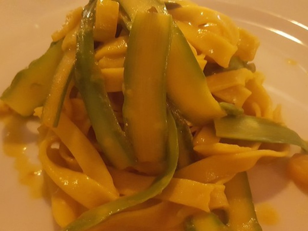 Tagliatelle allo zafferano e punte di asparagi
