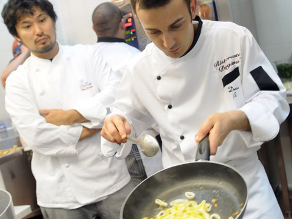 Tagliatelle con calamari, zenzero e zest di cedro