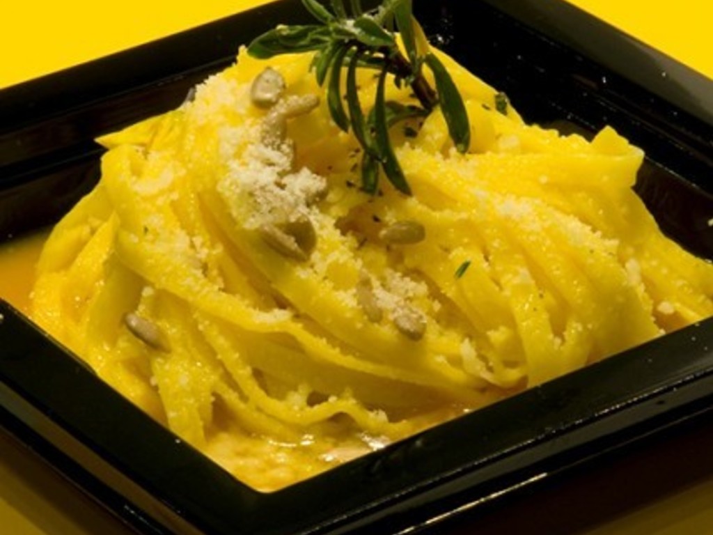 Tagliatelle con crema di zucca Grana Padano e brustoline.