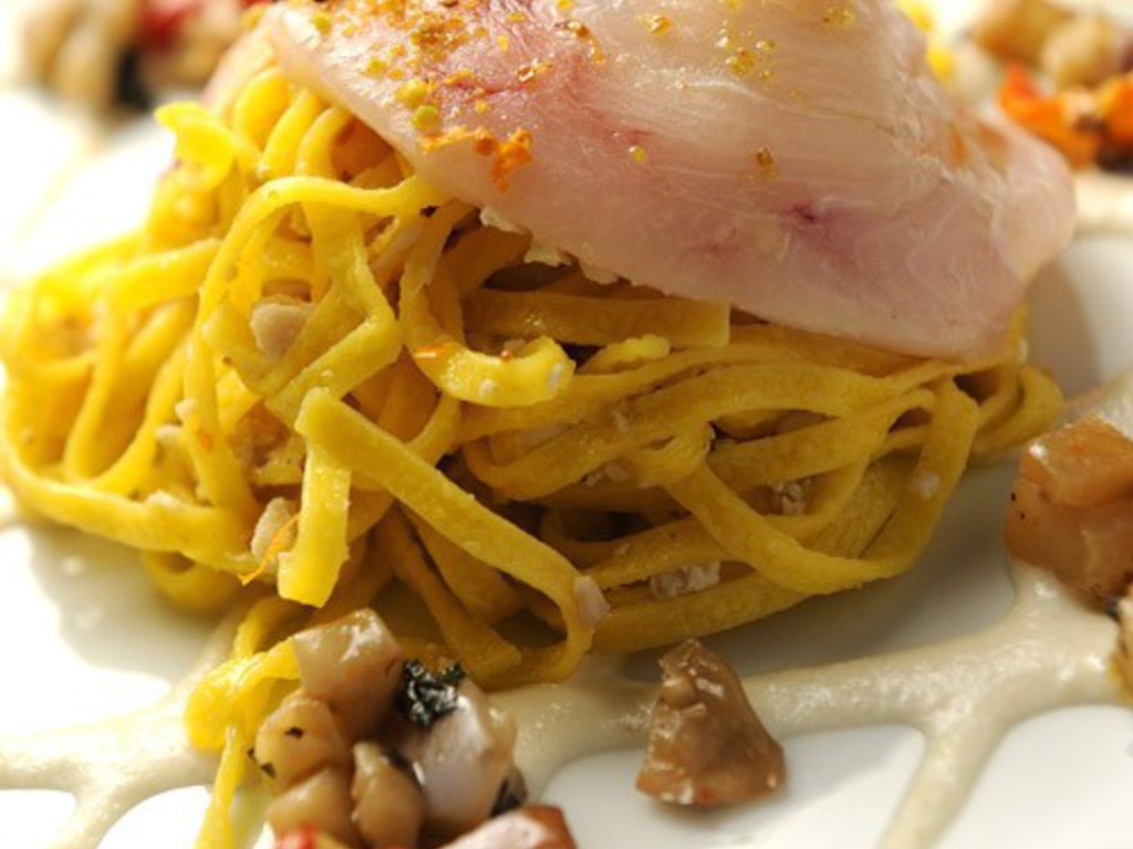 Tagliatelle con pesce spada, latte di mandorle e pistacchi di Bronte