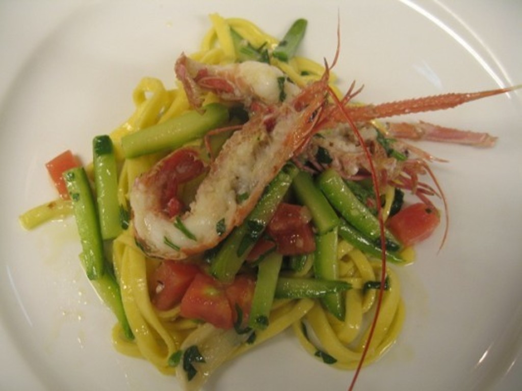 Taglierini con code di scampi, zucchine, porri, aneto, pomodoro