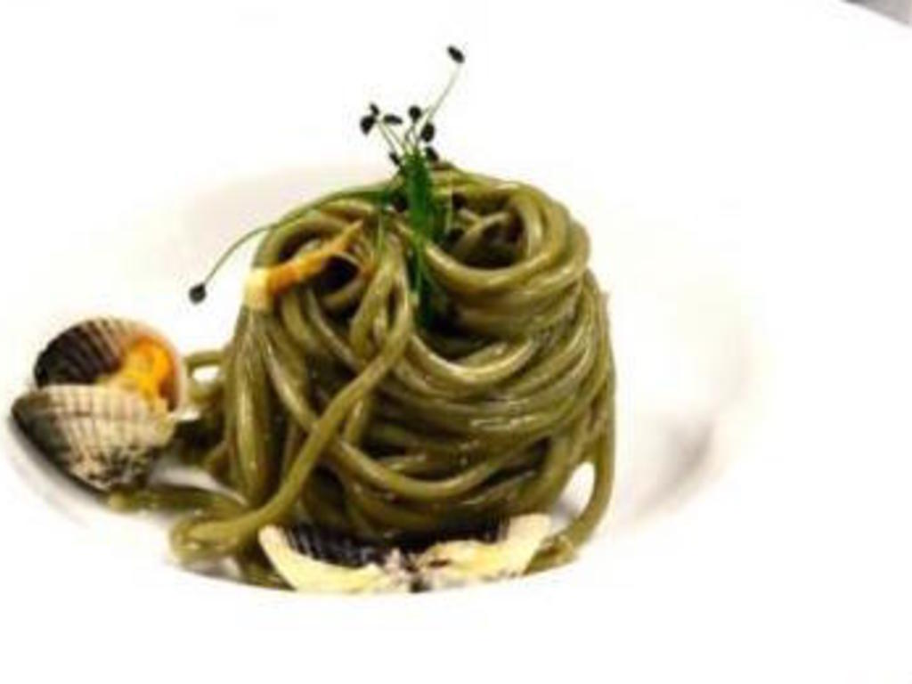 Tagliolini neri con vongole e friggitelli