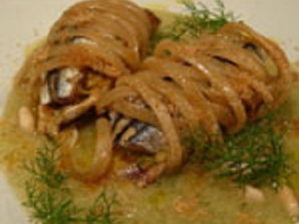 Alici al finocchietto ripiene con pecorino, uvette e pinoli in velo di tagliatelle di farro