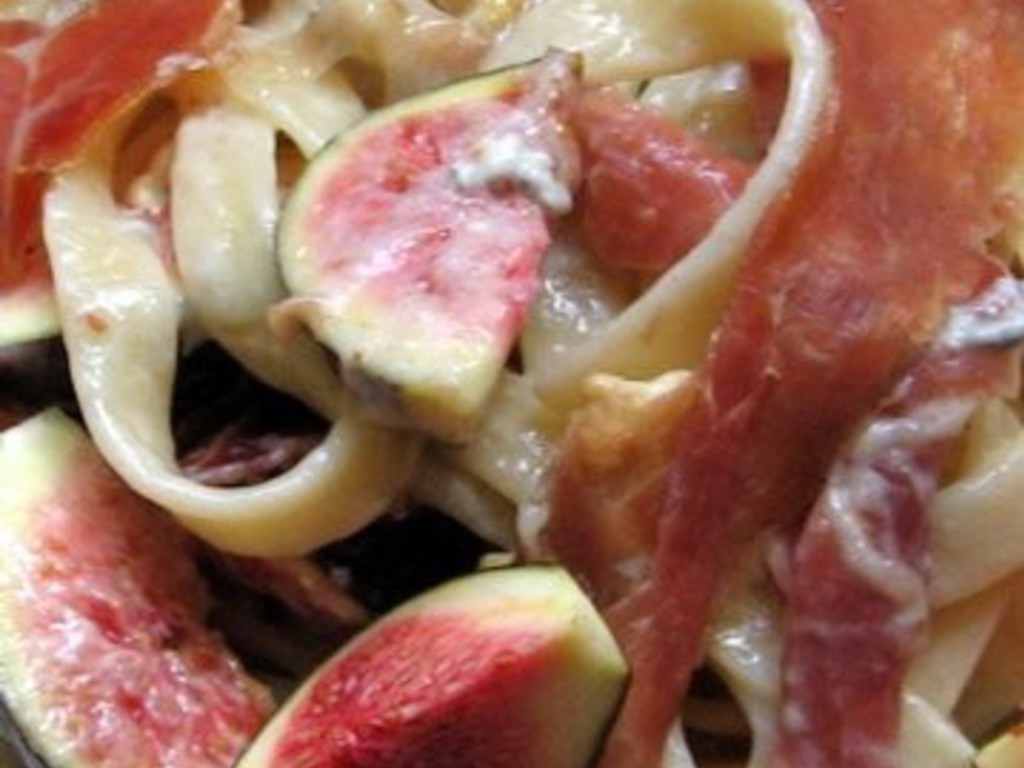 Tagliatelle di farro con prosciutto e fichi