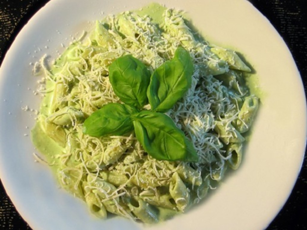 Pennette rigate al basilico e ricotta