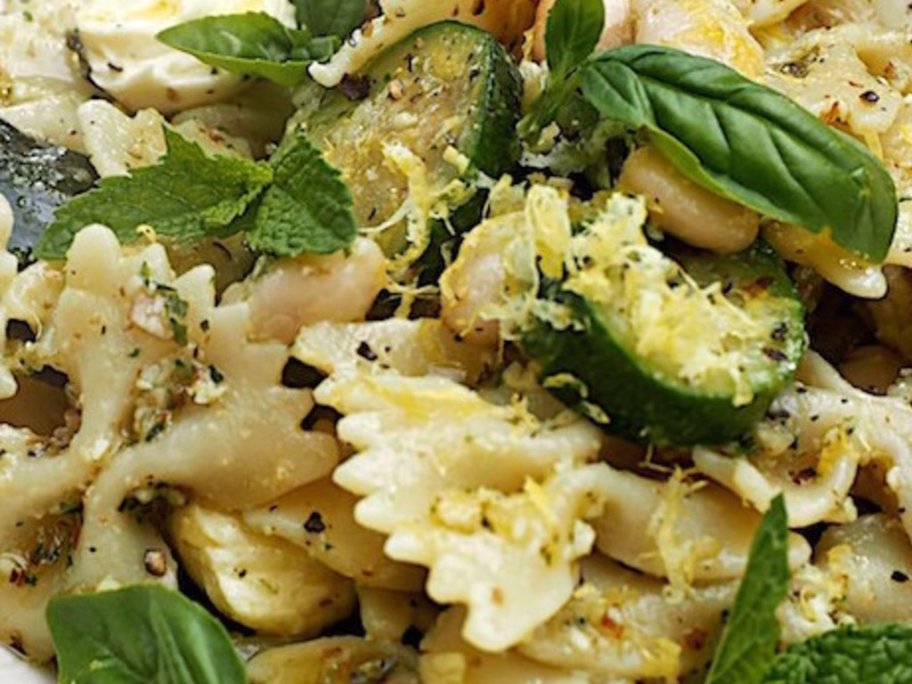 Farfalle alla ricotta, menta e zucchine