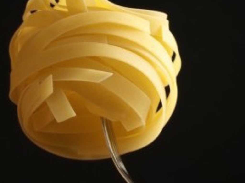 Fettuccine con acciughe, mozzarella e uova