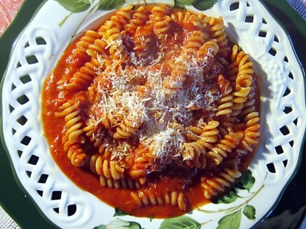 Fusilli al pomodoro, mozzarella e origano