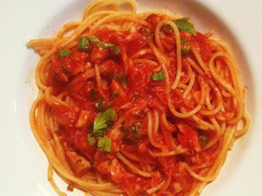 Spaghetti ai piselli e pomodoro