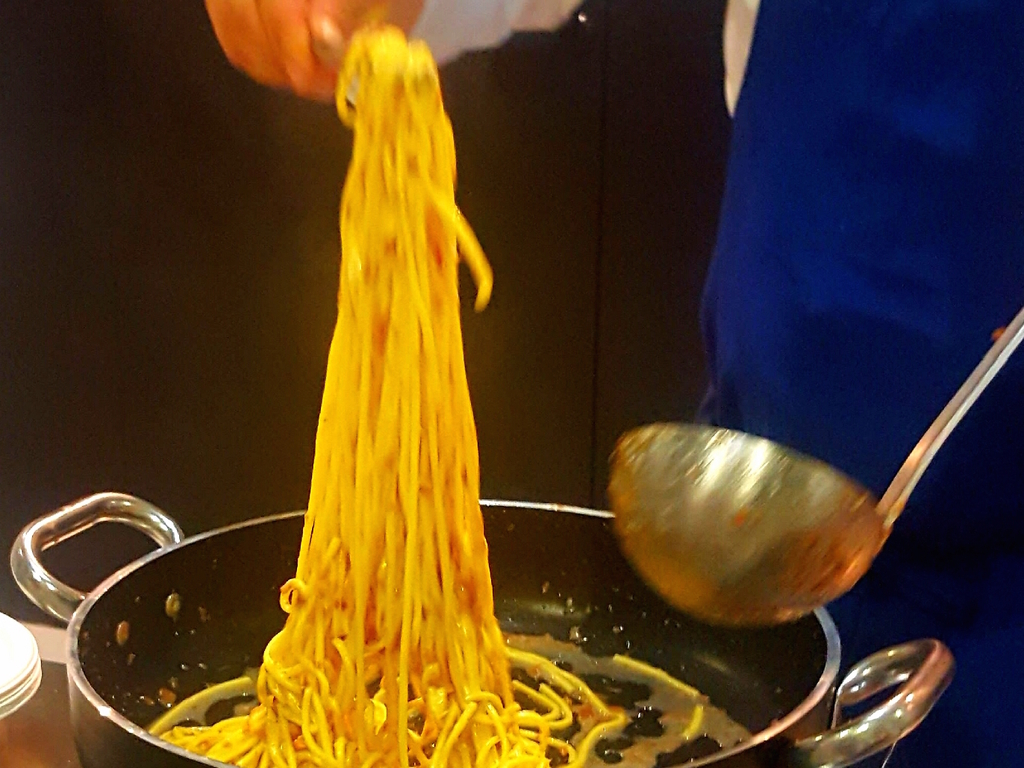 Spaghettini al pesto rosso con acciughe