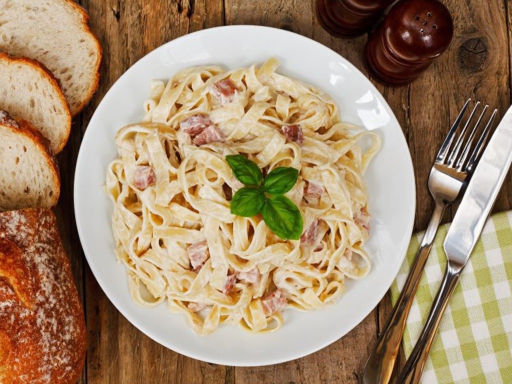 Tagliatelle con noci, nocciole, pistacchi e prosciutto crudo