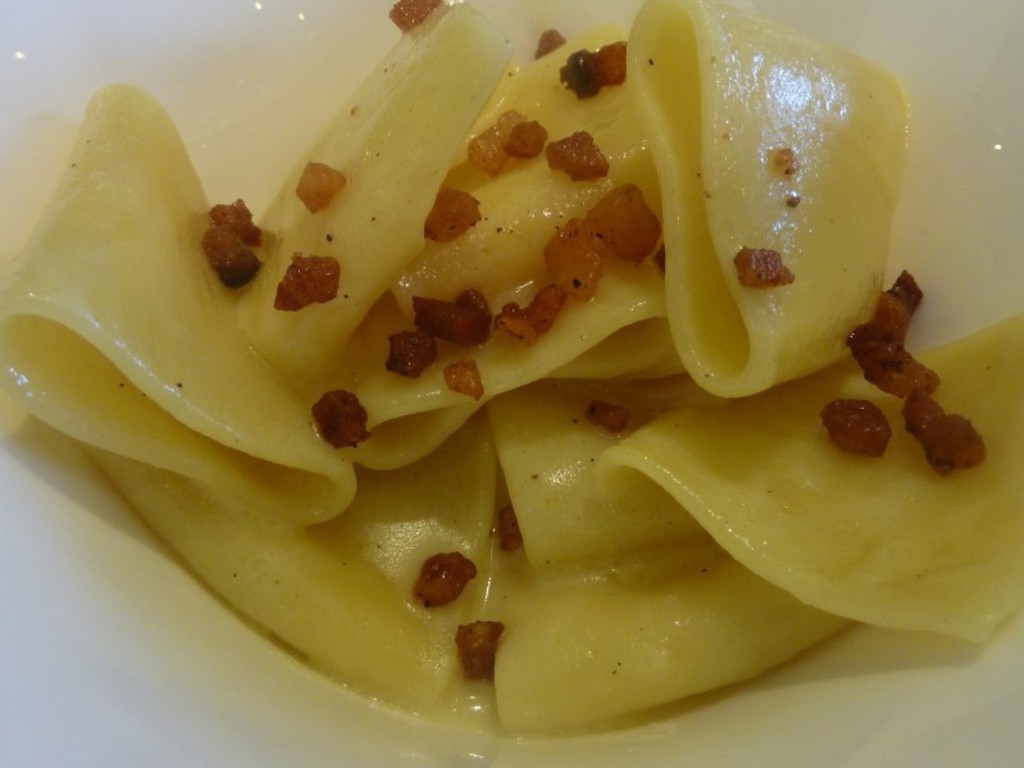 Paccheri cacio e pepe con pancetta affumicata