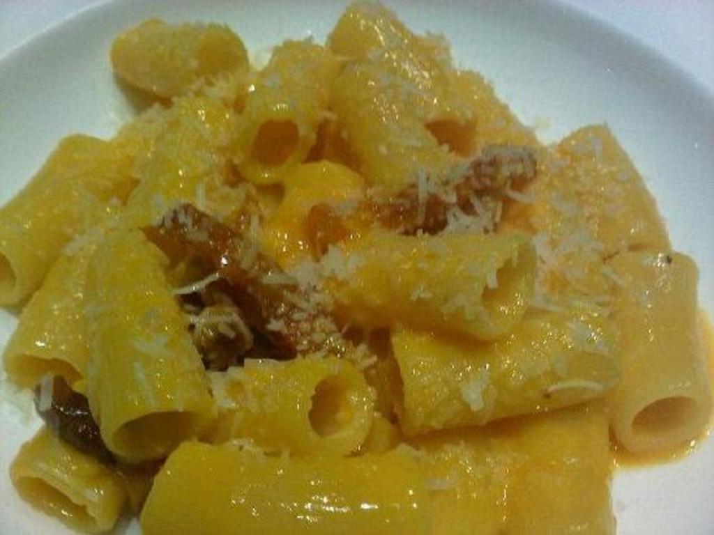Rigatoni con speck e provola