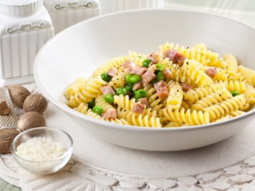 Fusilli al prosciutto cotto, ricotta e pisellini