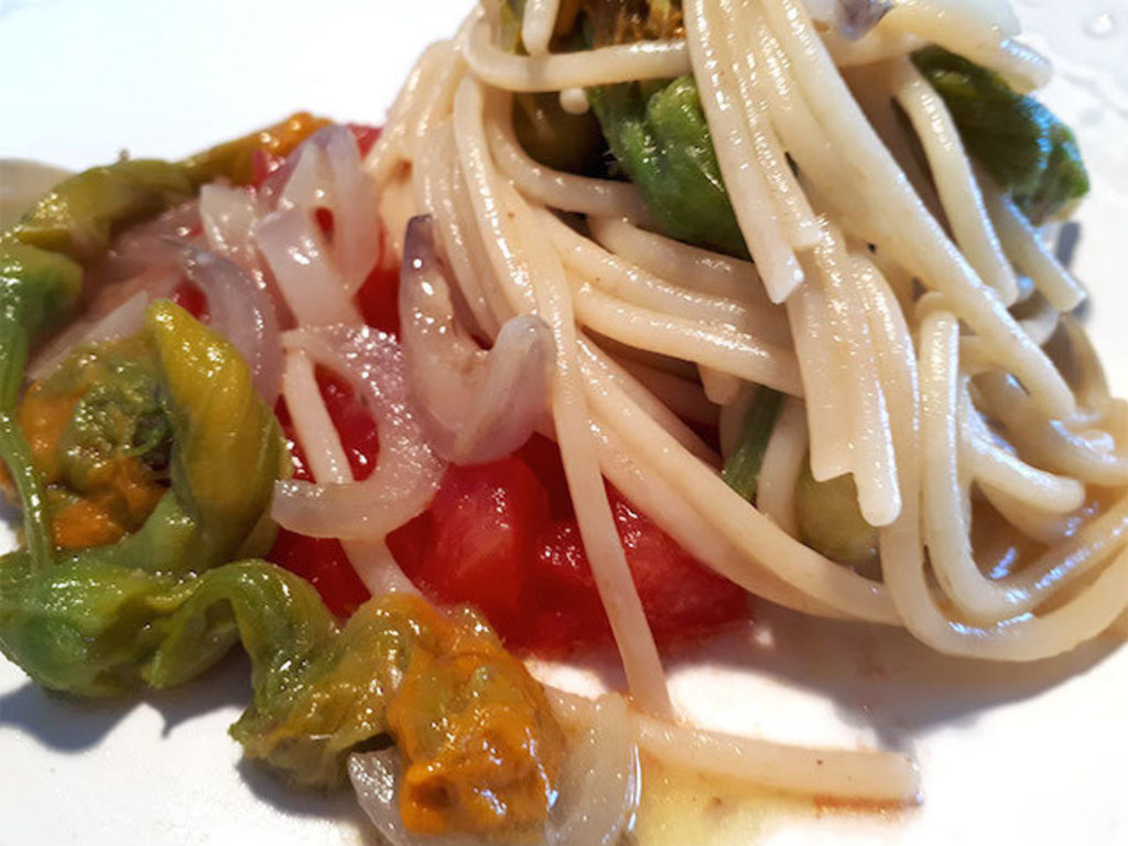 Spaghetti con fiori di zucca