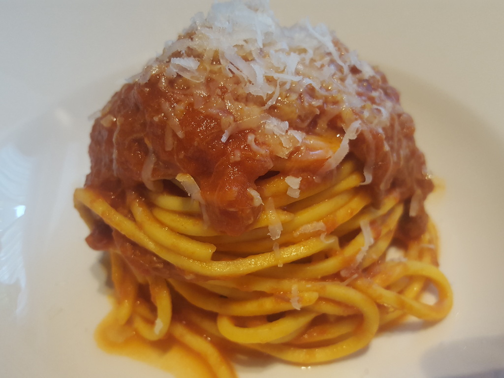 Chitarra al ragù di agnello e ricotta affumicata al ginepro