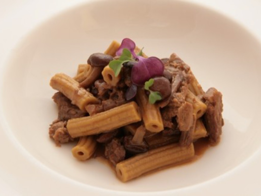 Maccheroncini al torchio di farina di castagne, sugo al brasato di manzo Scozzese e funghi