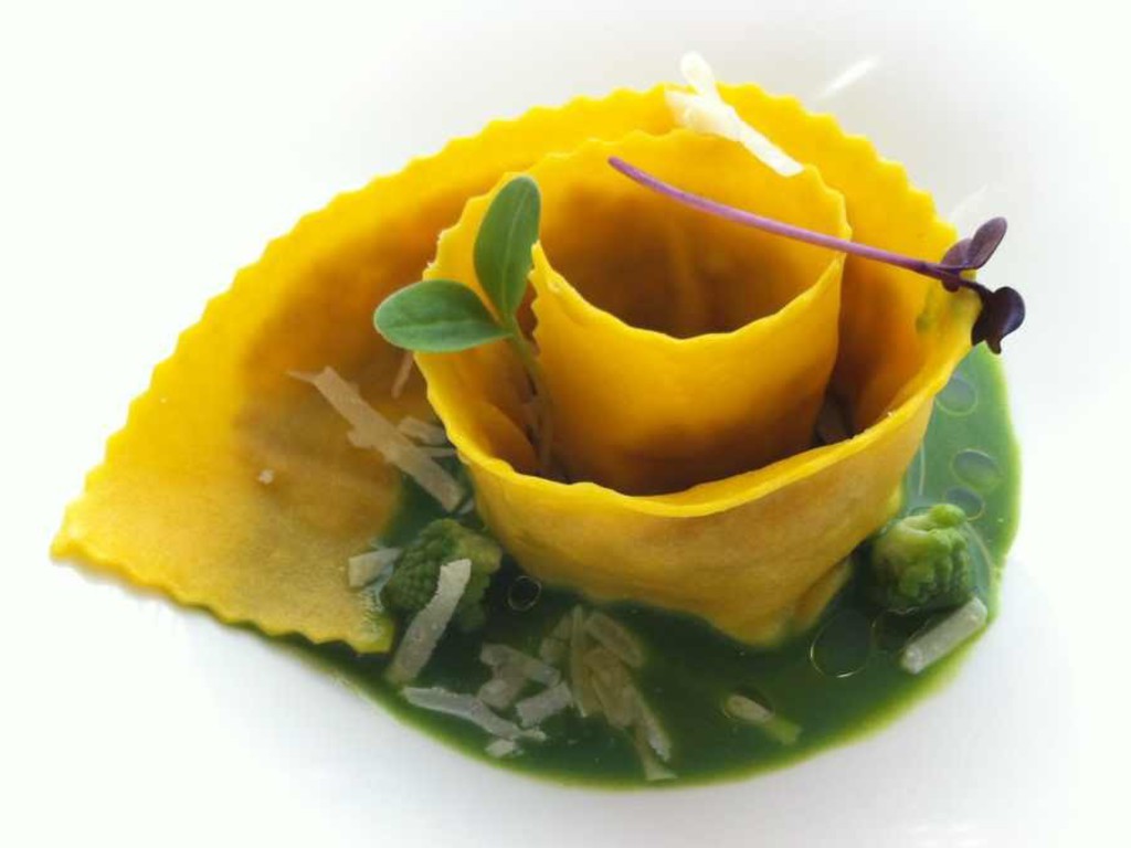 Pappardella ripiena di coniglio affumicato con crema di broccoli e parmigiano stravecchio