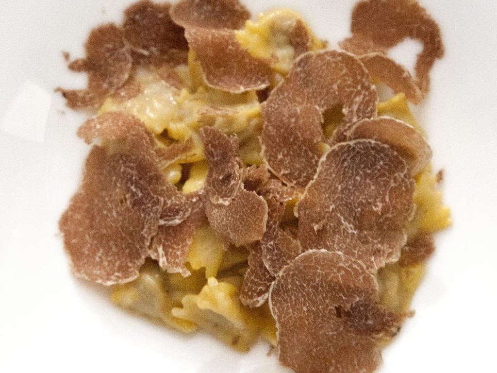 Agnolotti dal plin ai tre stufati (Vitello, maiale, coniglio) al burro di panna fresca e salvia dell' orto