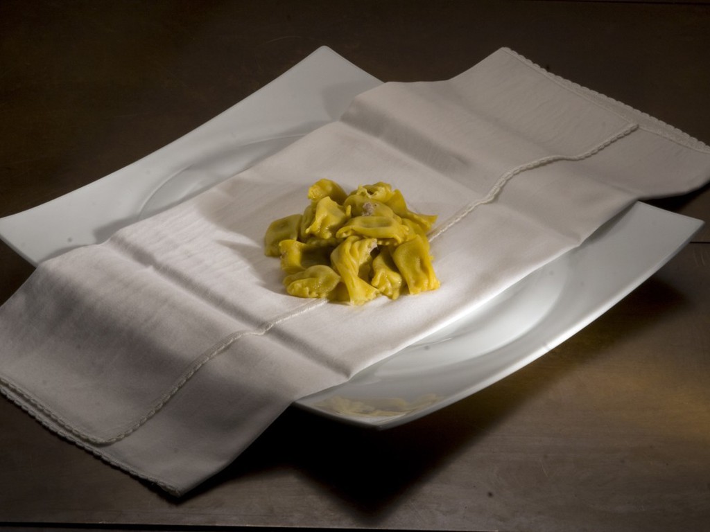 Agnolotti del plin all'olio di nocciole e grana padano serviti nel tovagliolo