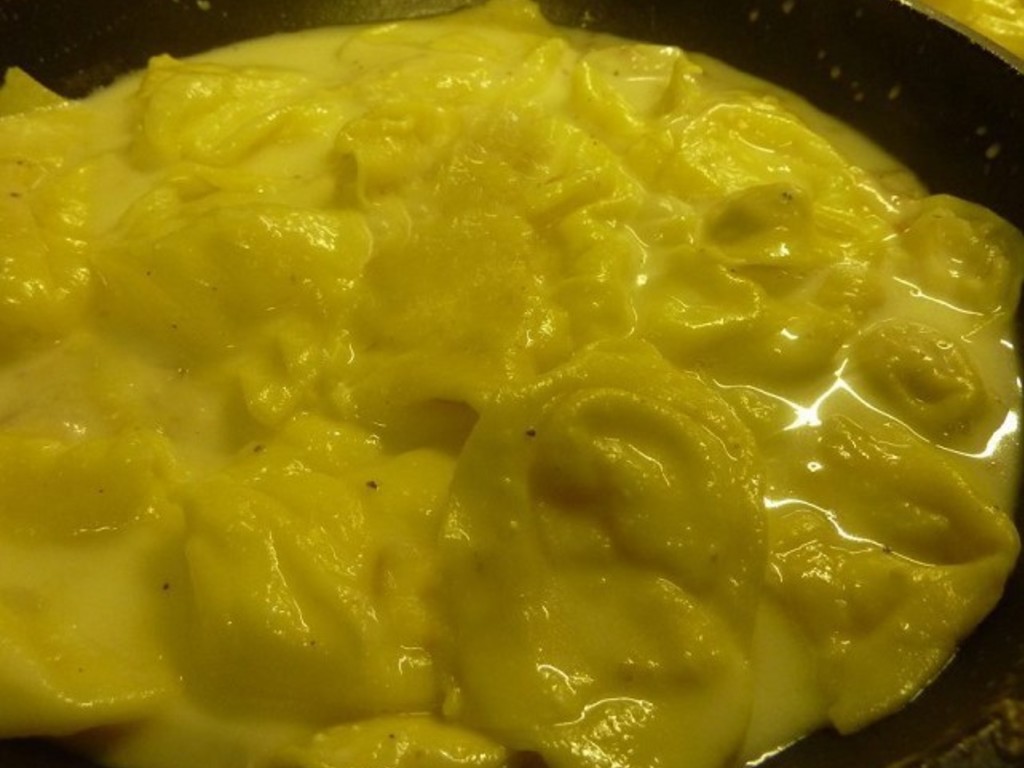 Cappellacci con ripieno di formaggi saltati al burro