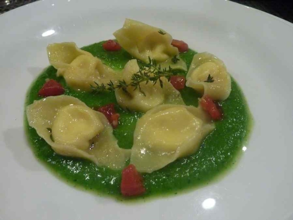 Cappellacci farciti con robiola, limone e salsa di broccoletti