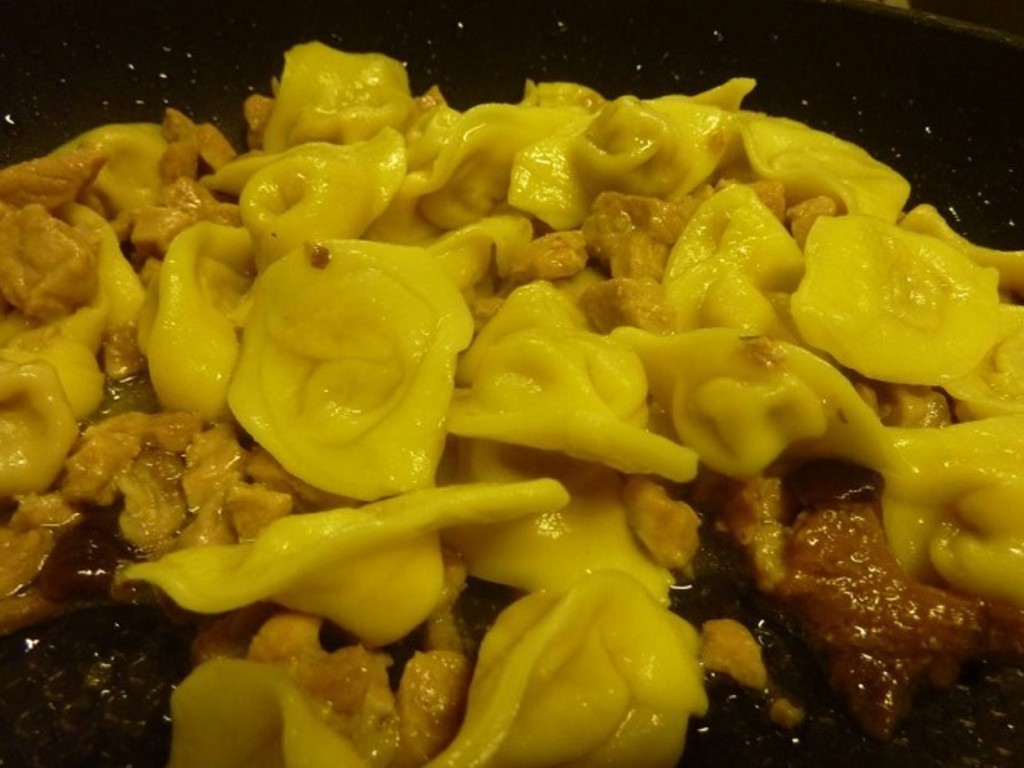 Cappelletti con ripieno di petto di cappone saltati con funghi trifolati
