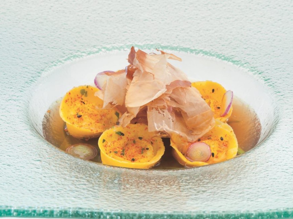 Cappellotti di parmigiano in brodo freddo di tonno, doppio malto e 7 spezie