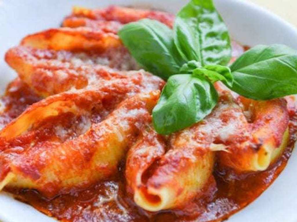 Conchiglioni al forno ripieni con ricotta e sugo di pomodoro