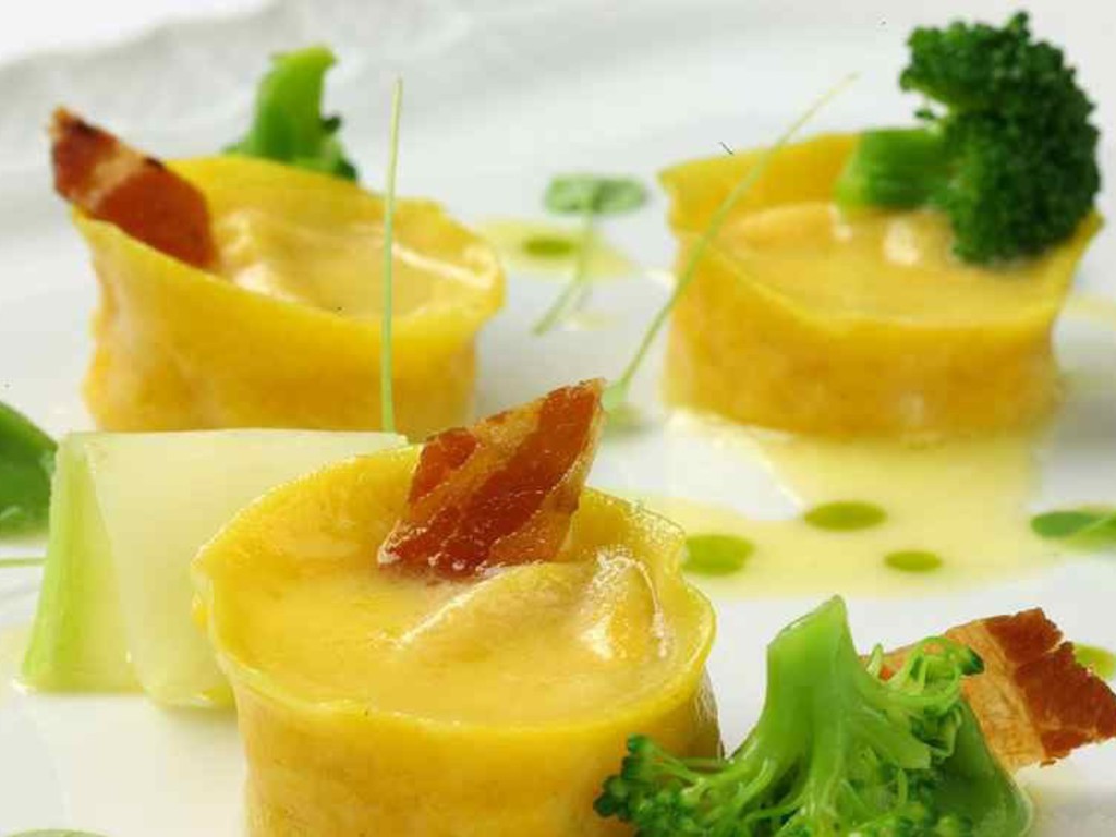 Il tortello liquido alla carbonara, broccoletti profumati con colatura di alici di Cetara