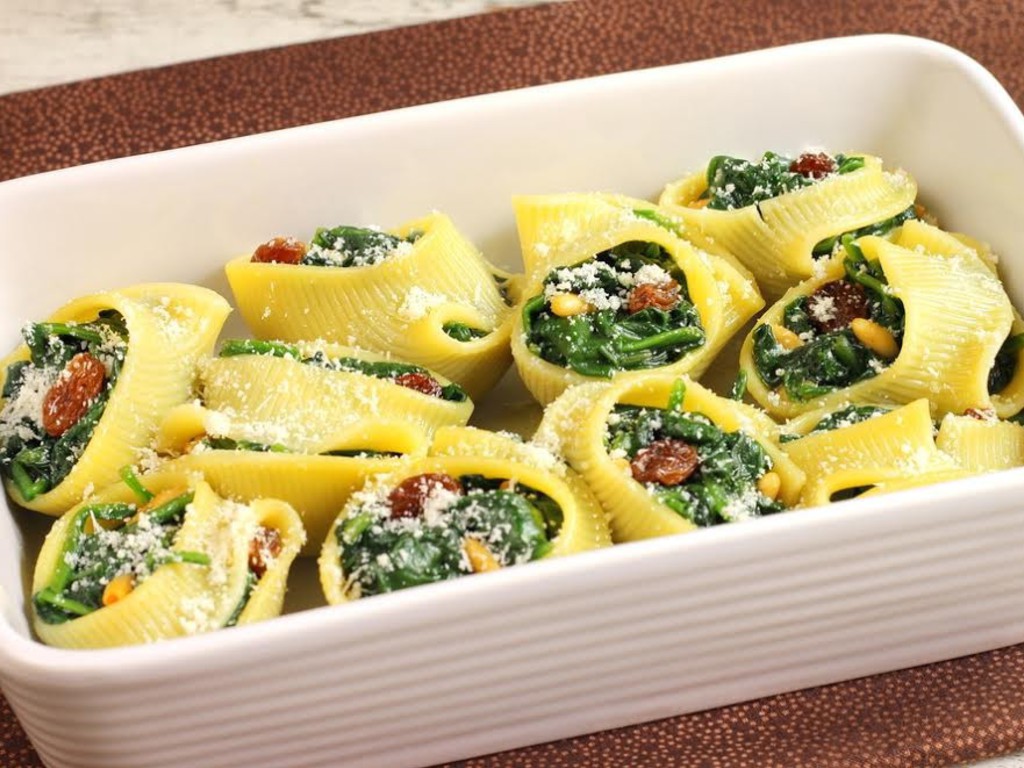 Pasta al forno ripiena di spinaci.