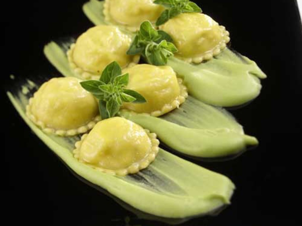 Ravioli di baccalà mantecato alla cipollina con fave e origano fresco