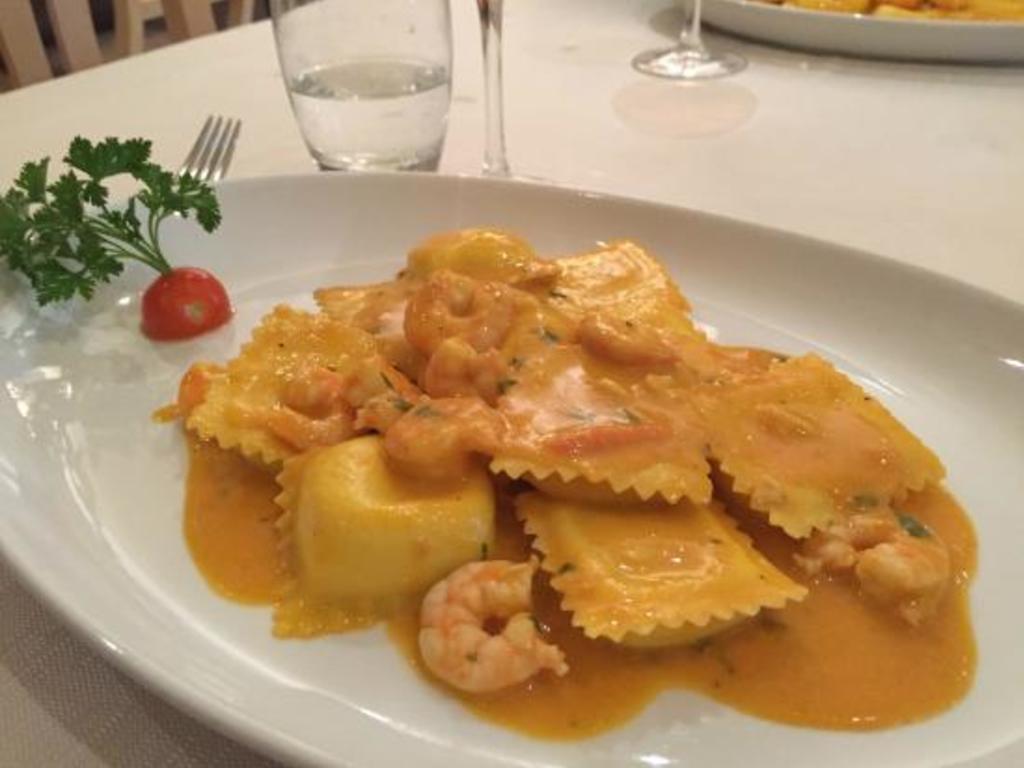 Ravioli di burrata con gamberi leggermente scottati, pomodoro e basilico