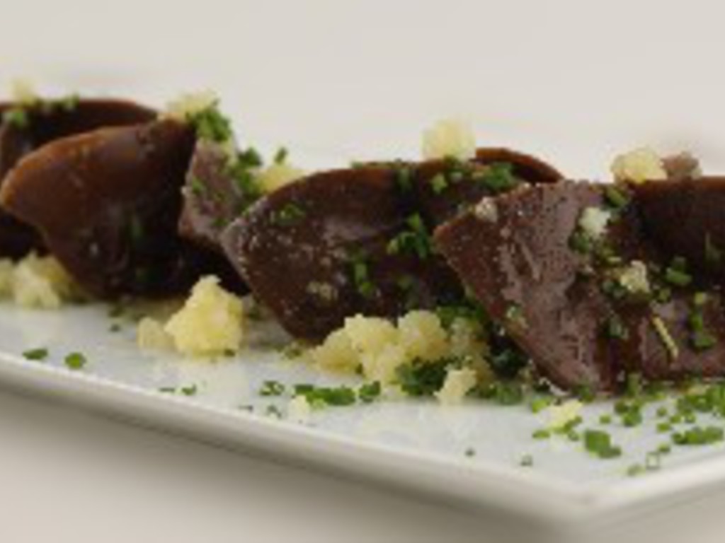 Ravioli di farina di pere secche e formaggio grigio