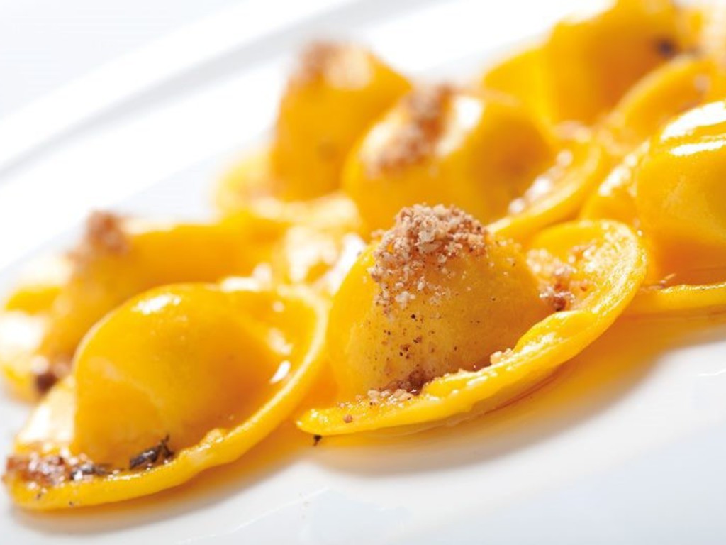 Ravioli di parmigiano reggiano al burro con polvere di noce moscata, mandorla e lavanda