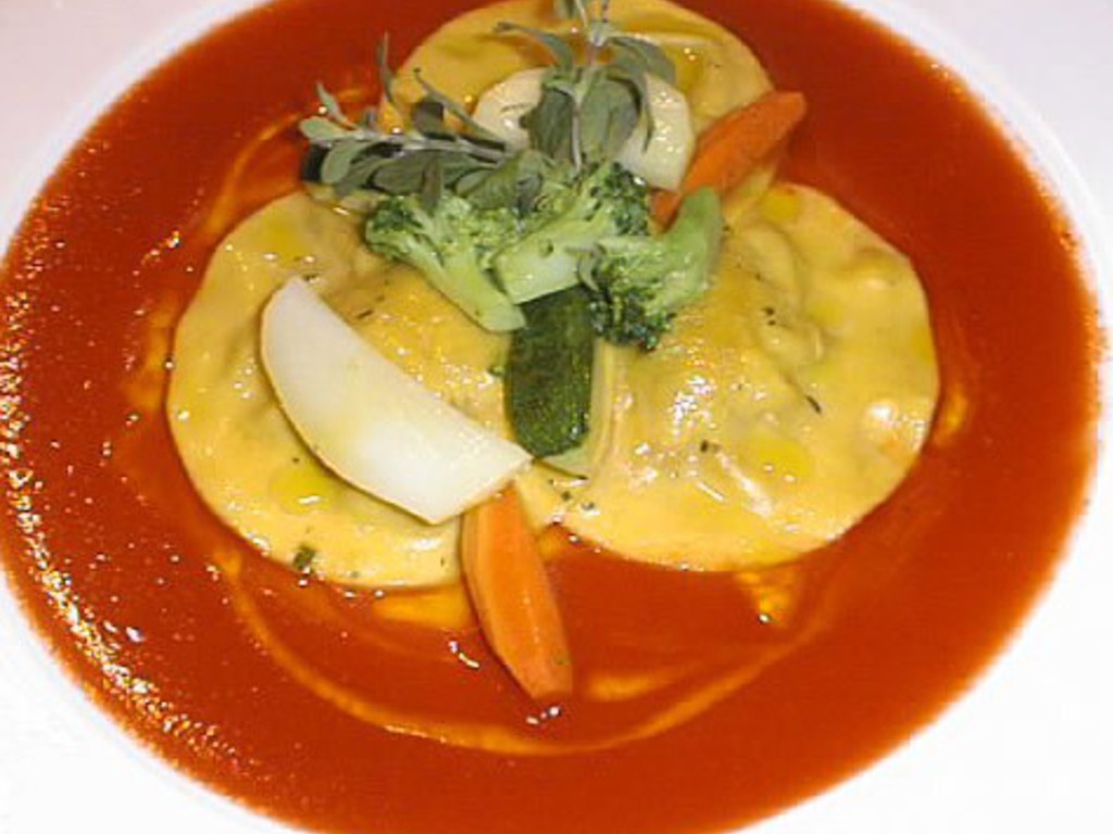 Ravioli di ricotta alla crema di peperone