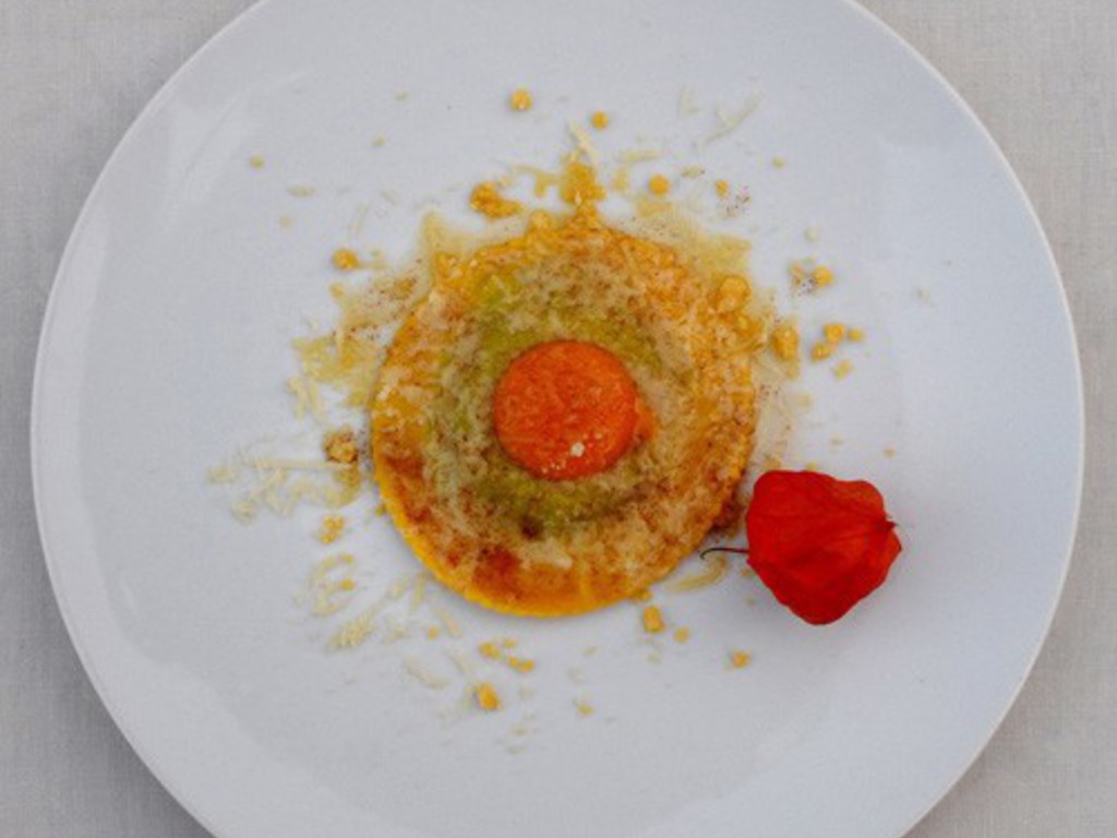 Raviolone ripieno con ricotta, spinaci e chips di formaggio