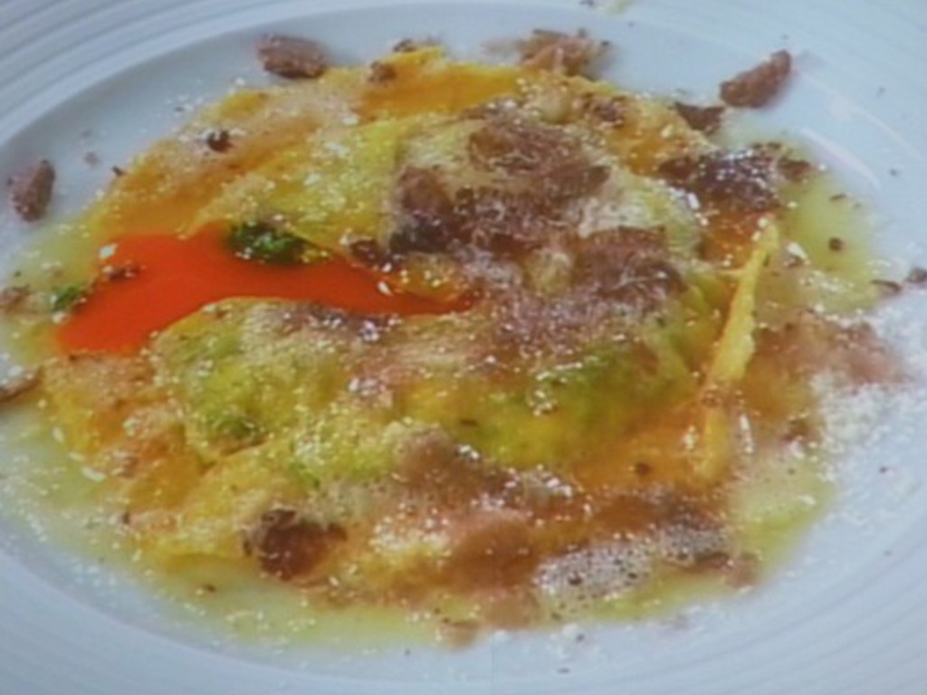 Raviolone ripieno di tuorlo d'uovo, ricotta e spinaci