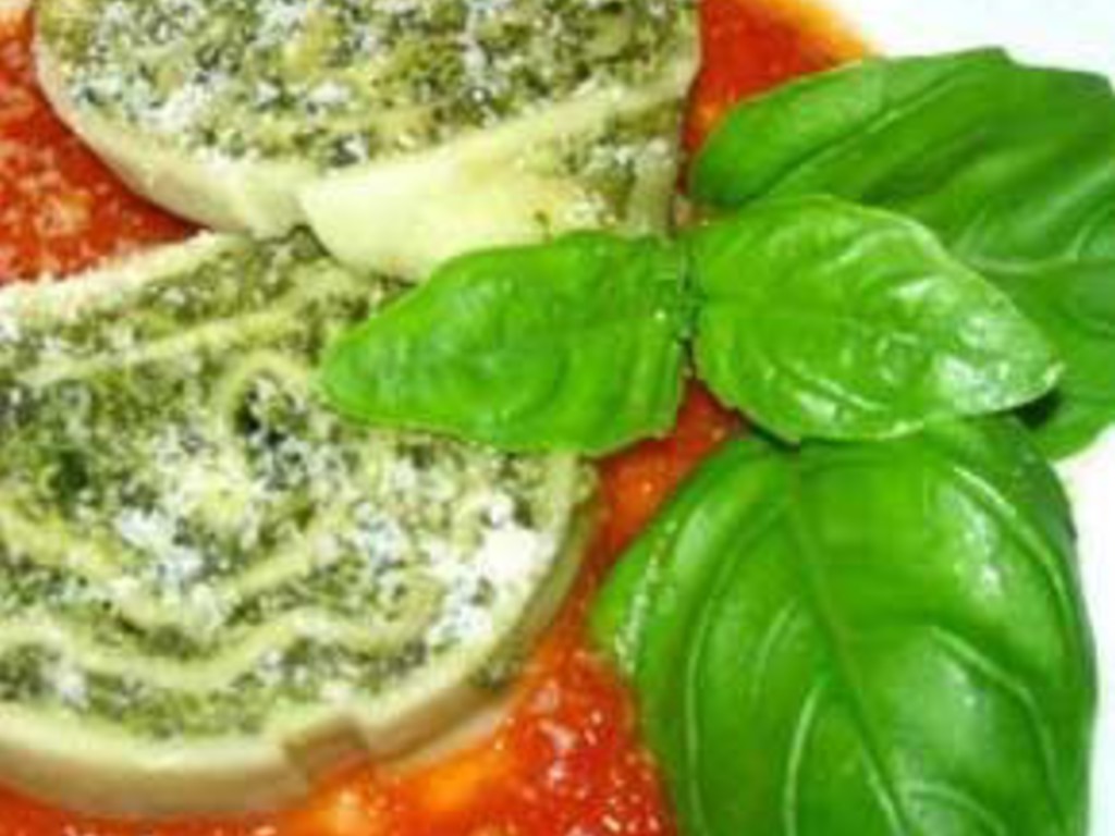 Rotolo di spinaci e ricotta con salsa di pomodoro