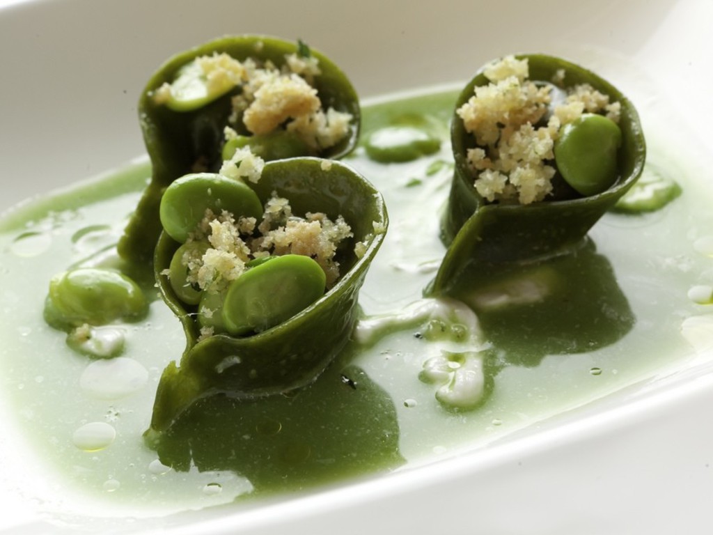 Tortelli burro e acciughe, acqua di fave
