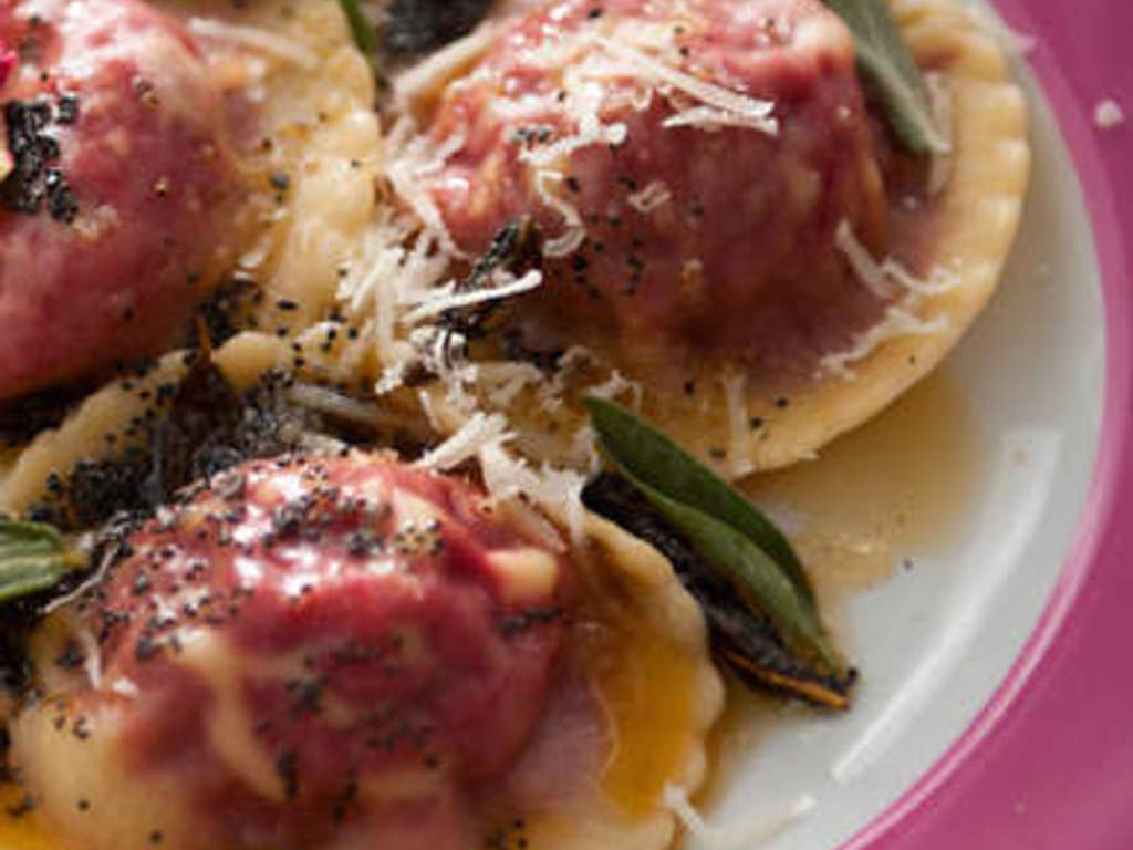 Tortelli di barbabietola al burro fuso e nocciole tostate