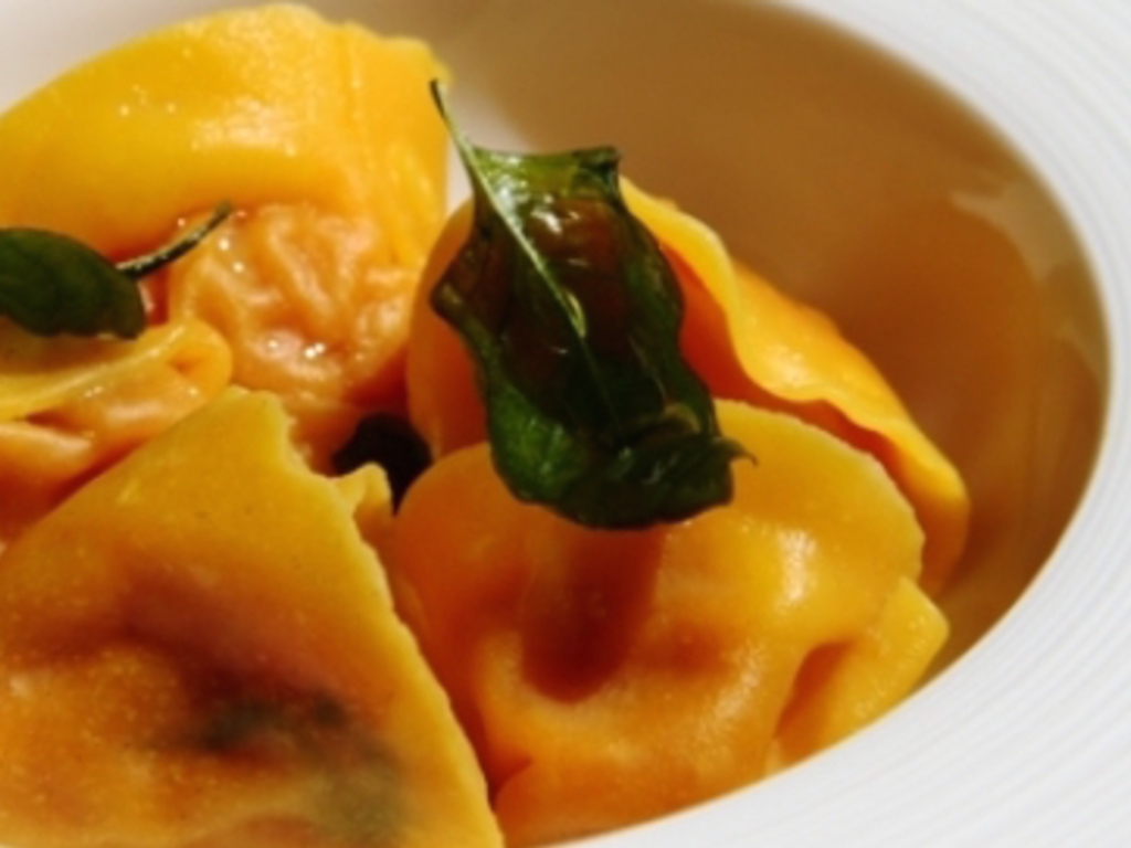 Tortello di scarola affogata su alici marinate e salsa nizzarda