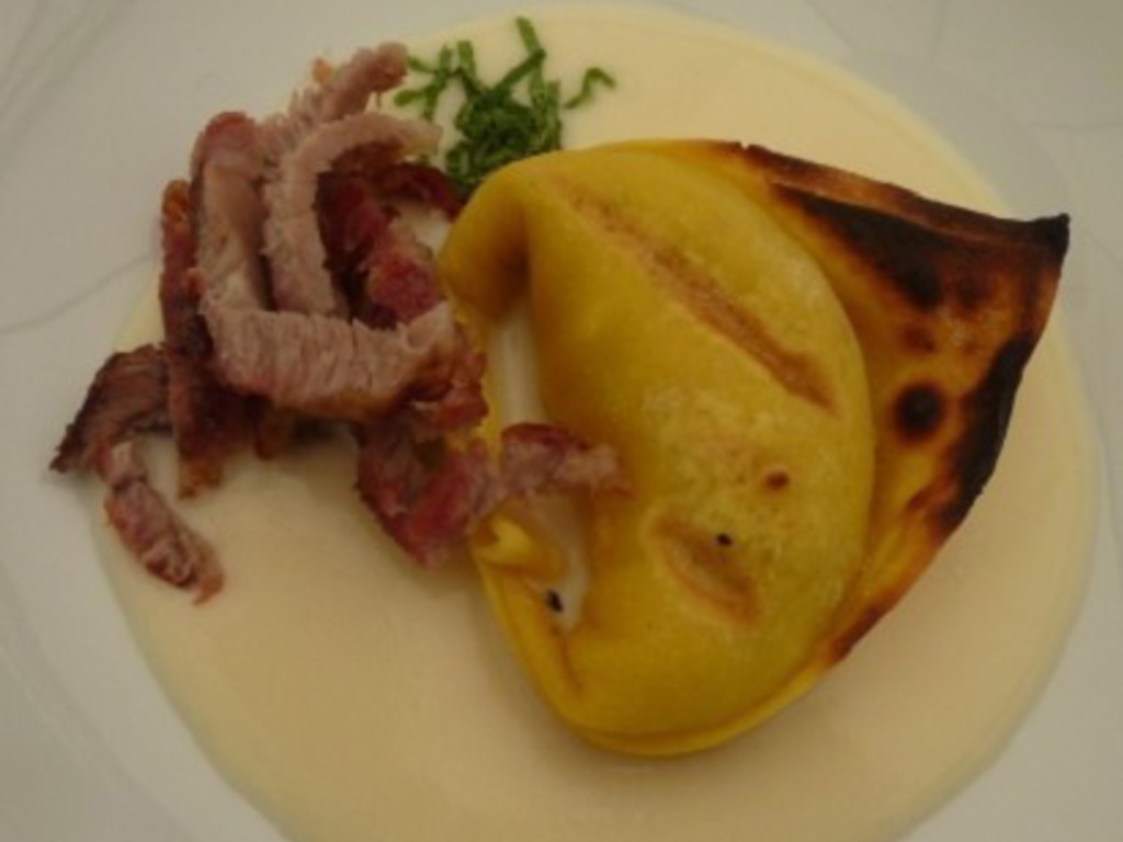 Tortelloni di zucca al BBq con salsa di pecorino e guanciale croccante