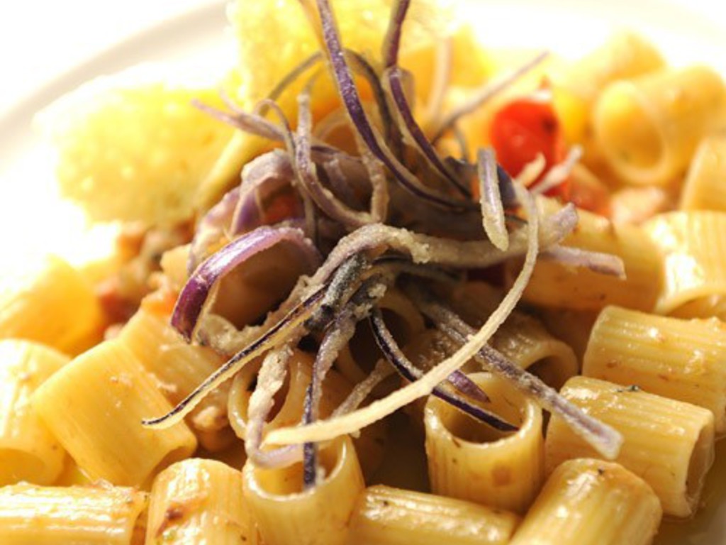 Mezzo rigatone con sarde, melanzane, pomodoro Pachino e cialda di Ragusano