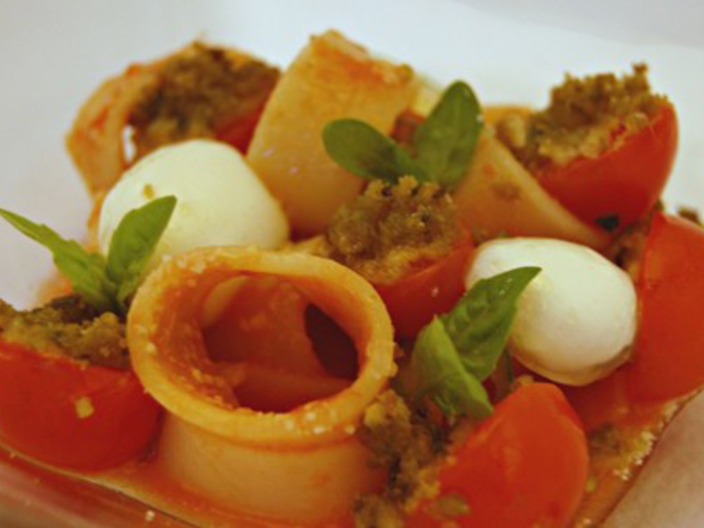 Calamari n.142 Voiello al pomodoro fresco con pomodorini gratinati al basilico e sfera di bufala