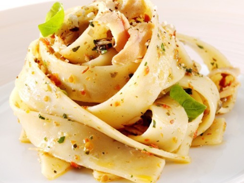 Fettuccelle di pasta di Gragnano con pesto ai capperi di Pantelleria, pomodori essiccati e bottarga di tonno.