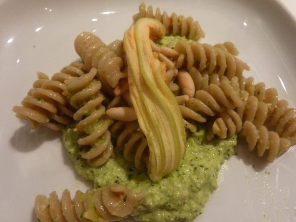 Fusilli integrali con pesto di zucchine ed i suoi fiori con pinoli croccanti