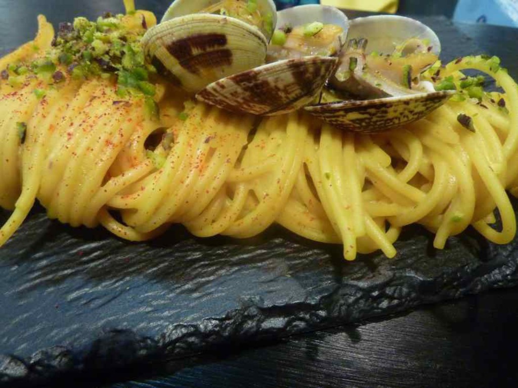 Linguine allo zafferano con vongole veraci, mascarpone e pistacchi