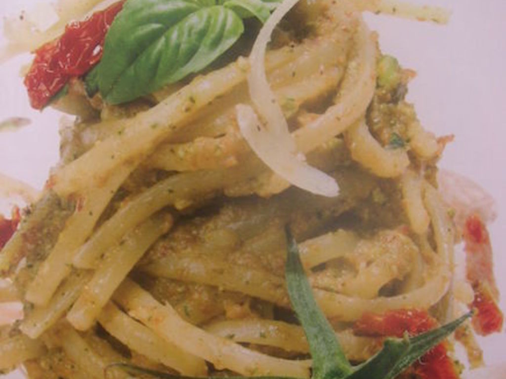 Linguine con pomodorini secchi, mandorle, basilico e origano